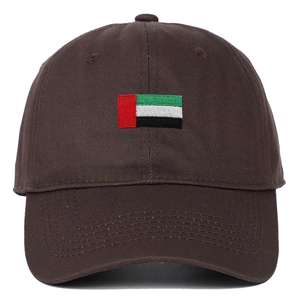 Détail de la broderie du drapeau des Émirats sur une casquette en coton marron foncé