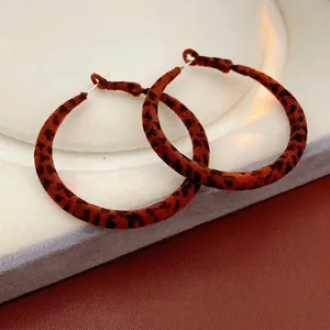 Boucles d'oreilles créoles rondes avec imprimé léopard floqué et texture velours rétro
