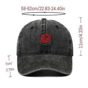 Dimensiones detalladas de la gorra de béisbol vaquera con bordado de rosa roja frontal