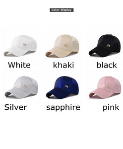 Sei diversi colori di cappellini da baseball con logo M dorato ricamato su raso lucido