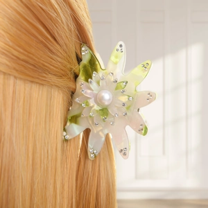 Pince à cheveux fleur verte marbrée avec perle et strass sur cheveux blonds