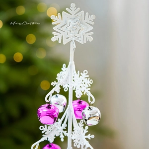 Mini Weihnachtsbaum aus Metall mit lila Glocken und Schneeflockenstern für den Schreibtisch