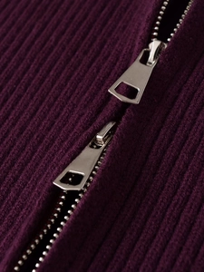 Détail macro du tissu en maille côtelée violet foncé de haute qualité avec fermeture éclair
