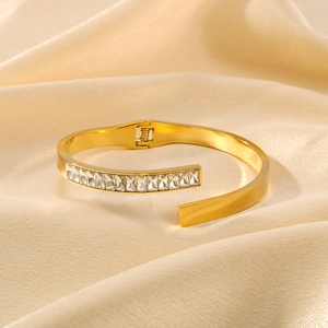 Armreif Aus Edelstahl Mit Quadratischem Zirkonia Vergoldet Offene Feder Schnalle Minimalistischer Eleganter Schmuck Frauen