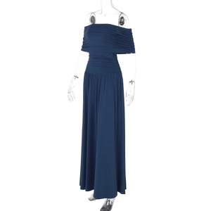 Detail eines marineblauen schulterfreien Maxikleides mit elegantem Plissee an der Taille