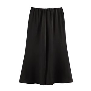 Vue détaillée de la taille élastique d'une jupe midi noire en satin soyeux