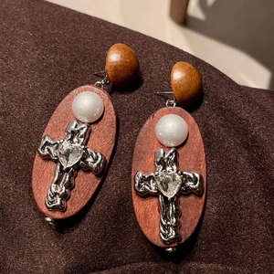 Détails de boucles d'oreilles vintage en bois avec croix, strass cœur et accents métal