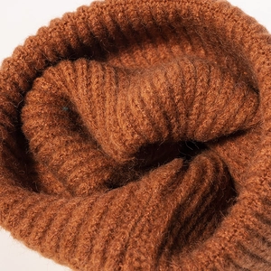 Primo piano del berretto a coste color caramello con fibre di mohair calde e soffici