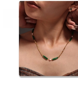 Vue détaillée du collier en pierre d'aventurine et boucles d'oreilles dorées sur modèle