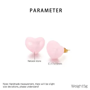 Detailansicht der rosa Herz-Ohrstecker aus Naturstein mit Maßen von 17x15mm und Goldsteckern