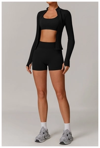 Vue détaillée de l'ensemble de yoga noir 3 pièces sans couture avec short taille haute