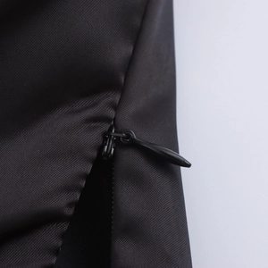 Detailansicht des verdeckten schwarzen Reißverschlusses am 3D-Blumen-Bandeau-Top
