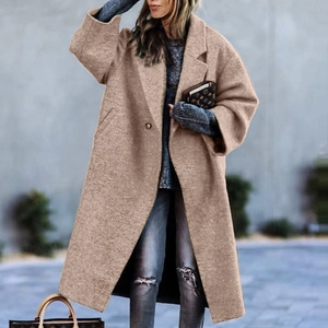 Manteau long en laine camel pour femme avec revers et silhouette ample de style urbain