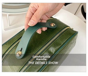 Détail de la trousse de maquillage en cuir PU vert foncé avec poignée et métal doré