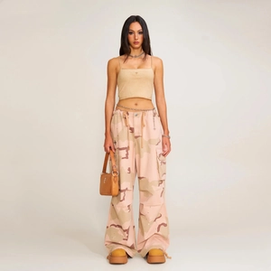 Pantalon cargo camouflage rose pour femme avec poches et débardeur court beige