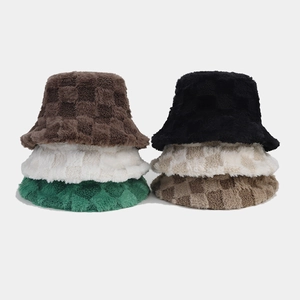 Dettaglio di cappelli alla pescatora in peluche a scacchi in vari colori autunnali