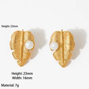 Boucles d'oreilles feuilles dorées avec perles blanches et texture nervurée détaillée