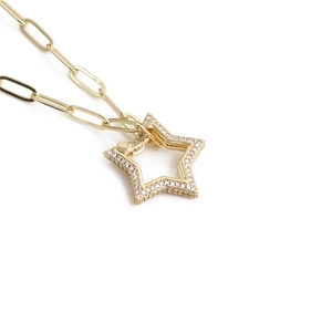 Collana con pendente a stella dorata con zirconi su catena a maglie rettangolari