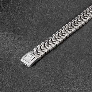 Dettaglio del bracciale vintage in acciaio con maglie industriali e finitura argento