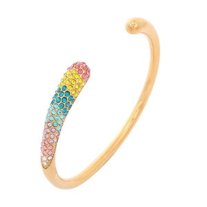 Vue détaillée d'un bracelet ouvert doré orné de strass multicolores étincelants