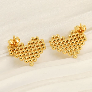 Boucles d'oreilles cœur dorées avec surface texturée en perles métalliques sur soie