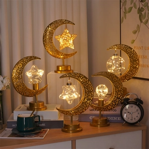 Vue détaillée des lampes LED lune et étoile en fer doré avec ampoules lumineuses
