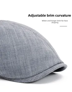 Détail de la casquette grise montrant le bord pliable large pour affiner le visage