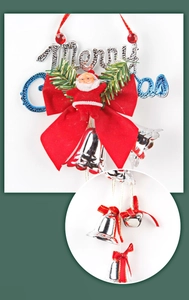 Dettaglio decorazione natalizia con fiocco rosso, campane d'argento e Babbo Natale