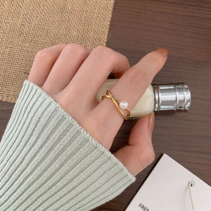 Elegant 925 sterling silver crossover open ring with a single pearl on female hand