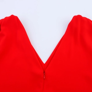 Dettaglio vestito rosso con scollo a V, cerniera invisibile e tessuto in poliestere liscio