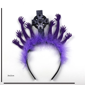 Détail du serre-tête d'Halloween avec mains de zombie mauves, plumes et croix