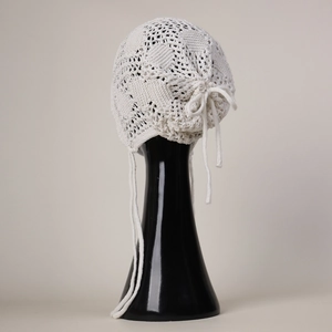 Bonnet en maille crochet beige avec motifs floraux ajourés et cordon de serrage ajustable