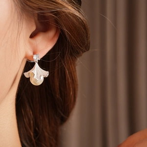 Gros plan de boucles d'oreilles feuille de ginkgo en argent avec perles et zircons