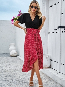 Robe col en V élégante avec haut noir et jupe à volants rouges à pois blancs