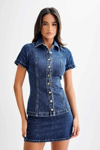 Détails de l'ensemble en jean bleu foncé avec haut à manches courtes et mini-jupe assortie