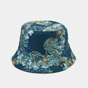 Détail du motif floral tropical sur le chapeau bob réversible bleu foncé pour femmes
