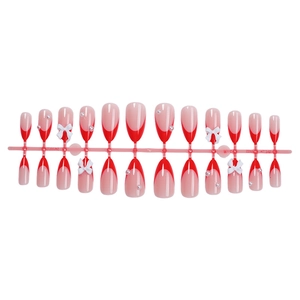 Unghie finte French rosa nude e rosso con fiocchi 3D e dettagli in perle lucide