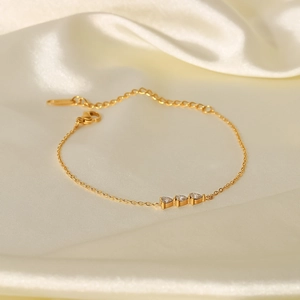 Bracelet fin en acier doré 18K avec trois zircons cubiques en forme de cœur pour femme