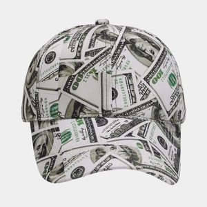 Dettaglio ravvicinato della stampa con banconote da $100 su un cappello baseball vintage in cotone