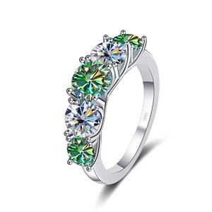 S925 Sterling Silber Ring mit fünf runden D-Farbe Moissanit Steinen auf weißem Grund