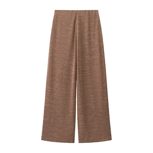 Detail einer braunen weiten Hose mit Strickstruktur und hochwertigem Stofffinish