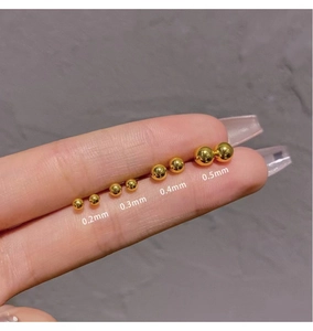 Confronto dimensioni di piccoli orecchini a lobo a sfera dorata da 2 a 5 mm
