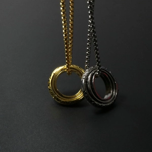 Nahaufnahme der astronomischen Klappringe im Vintage-Stil in Gold und Silber