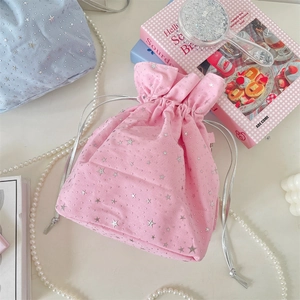 Dettaglio della borsa a coulisse rosa con stelle argento e cordino metallizzato