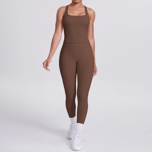Détail du haut de yoga dos nageur marron foncé et legging taille haute pour fitness