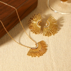 Parure de bijoux dorés en forme d'éventail avec collier et boucles d'oreilles strass