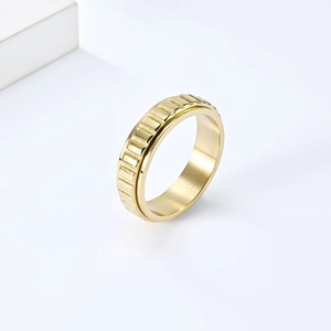 Bague spinner unisexe en or avec texture industrielle verticale en relief sur acier inox