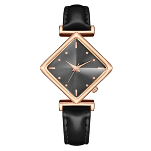 Détail du boîtier carré or rose avec cadran noir facetté et bracelet en cuir
