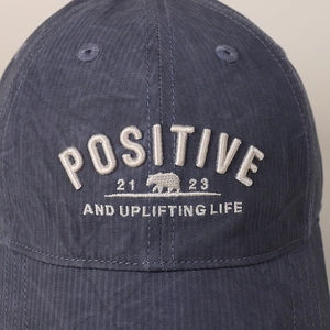 Casquette en coton délavé bleu marine avec broderie ours polaire blanche unie
