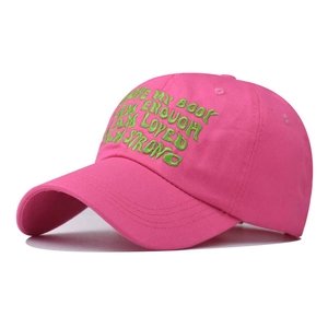 Nahaufnahme der rosa Baumwollkappe mit grüner Bestickung inspirierender Zitate